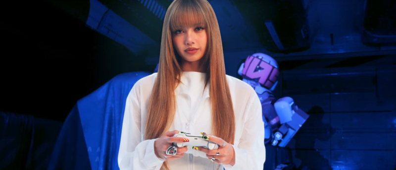 Корейская суперзвезда Лиса играет на PlayStation 5 в стильном рекламном ролике консоли Sony