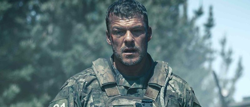 Алан Ричсон против смертоносного робота в трейлере фильма "Военная машина"